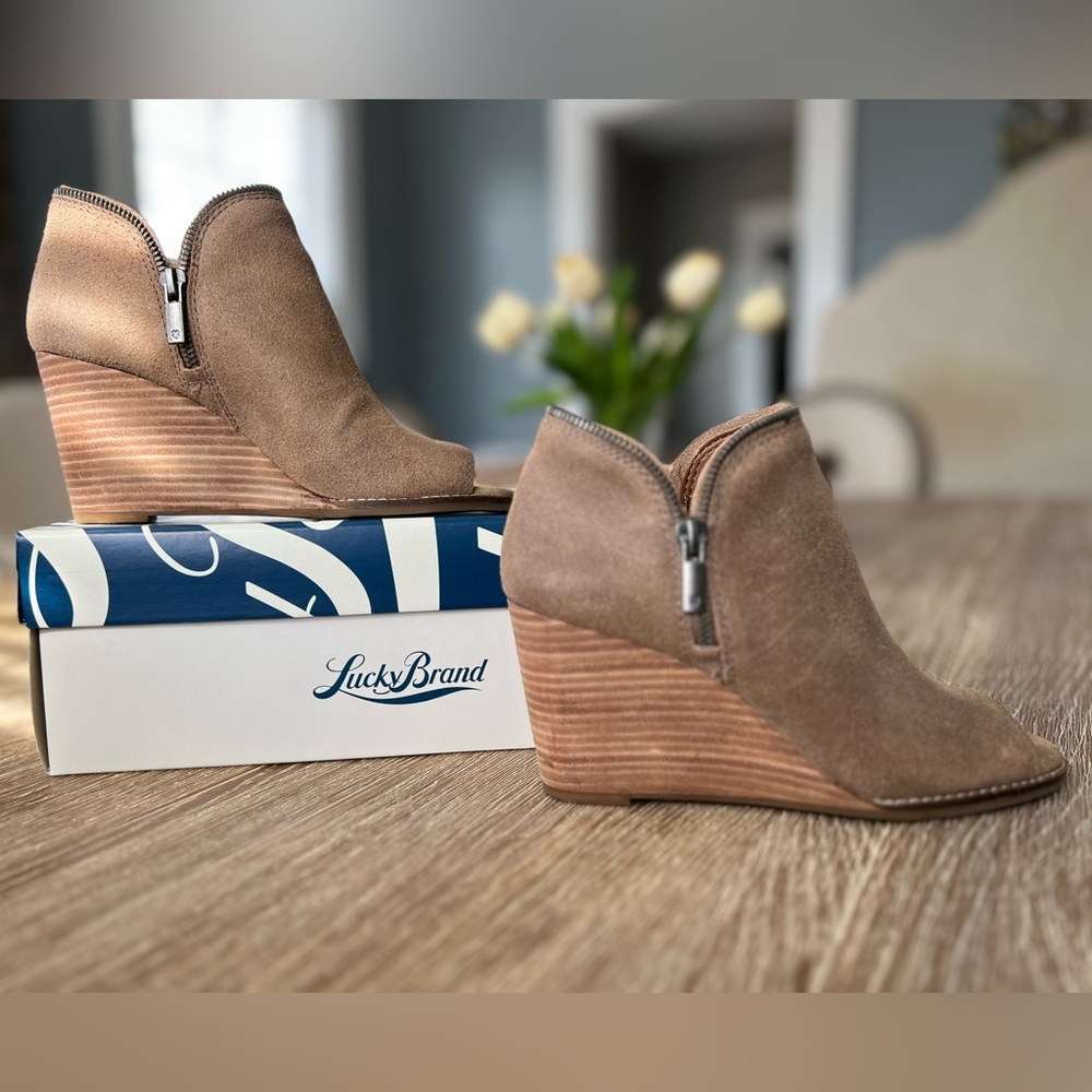 Lucky Brand Jakobie peep-toe wedges
